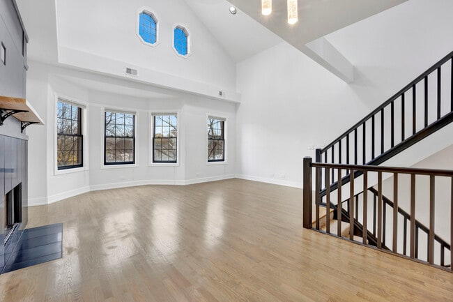Building Photo - 3316 N Damen Ave
