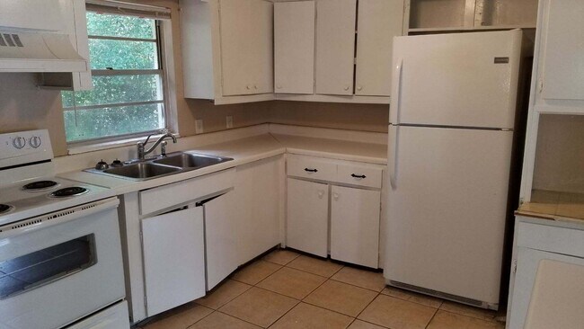 Foto del edificio - 3 Bed 1 Bath Home | Fenced Yard | Pet Frie...