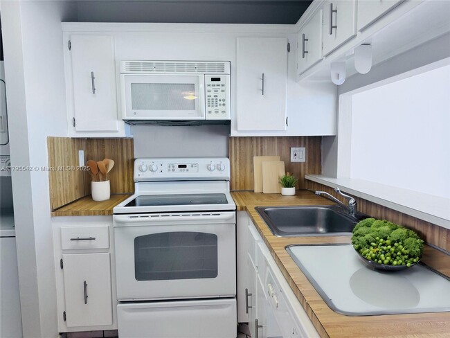 Foto del edificio - 600 NE 36th St