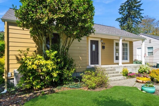 Building Photo - West Seattle Home - 3 bedrooms