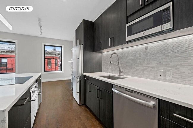 Building Photo - 74 W 69th St