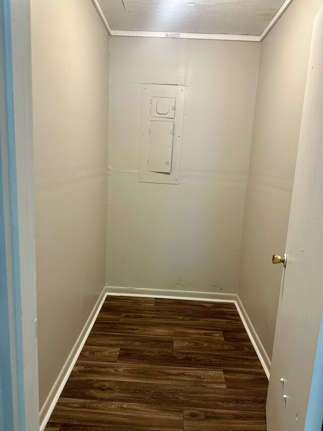 Building Photo - 370 Pineridge Dr