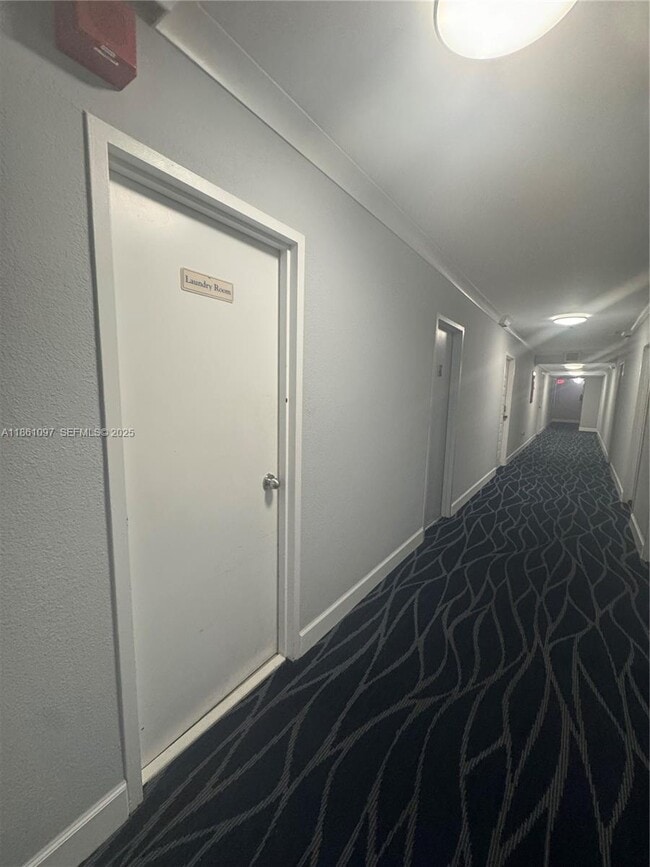 Foto del edificio - 1865 79th Street Causeway