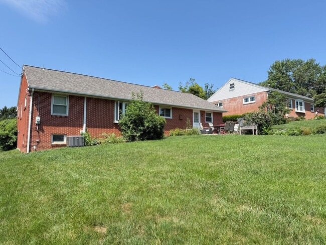 Building Photo - Well Maintained 2 Bedroom Ranch-style home - Full Size Basement!
