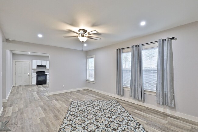 Foto del edificio - 2 bed 1 bath; AVAILABLE NOW!