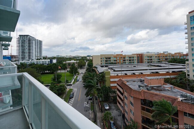 Building Photo - 1900 N Bayshore Dr