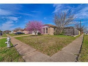 Building Photo - ADORABLE 3-2-2 in the Colonial Estates Subdivision.