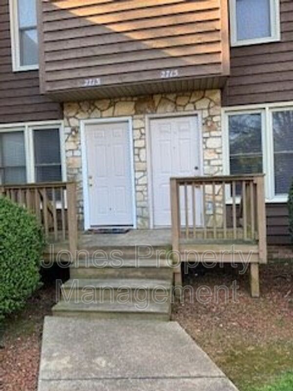 Primary Photo - 2715 Mountcrest Cir NW