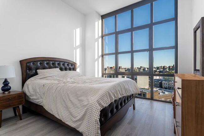 Foto del edificio - 11-16 Main Avenue