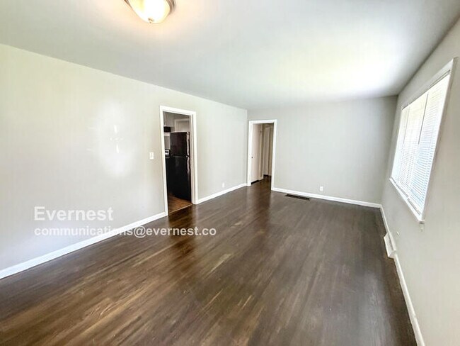 Foto del edificio - Spacious 3 Bed, 2 Bath Home with Fenced Yard and Detached Garage!