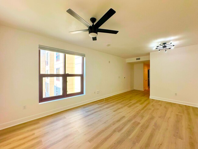 Building Photo - Welcome to this spacious studio in the hea...