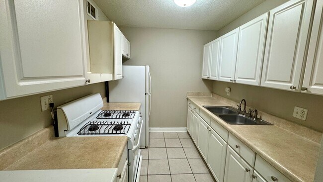 Foto del edificio - Summit House Condo Available, Walk to Shands!