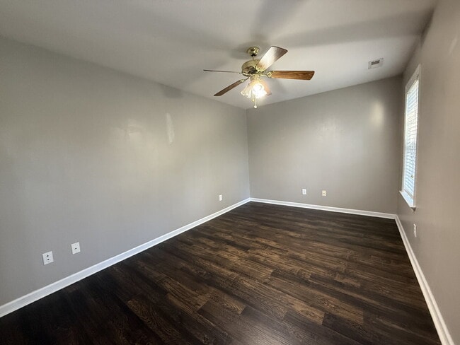 Foto del edificio - Charming 3-Bed, 2-Bath Home-106 Skipping Stone Lane