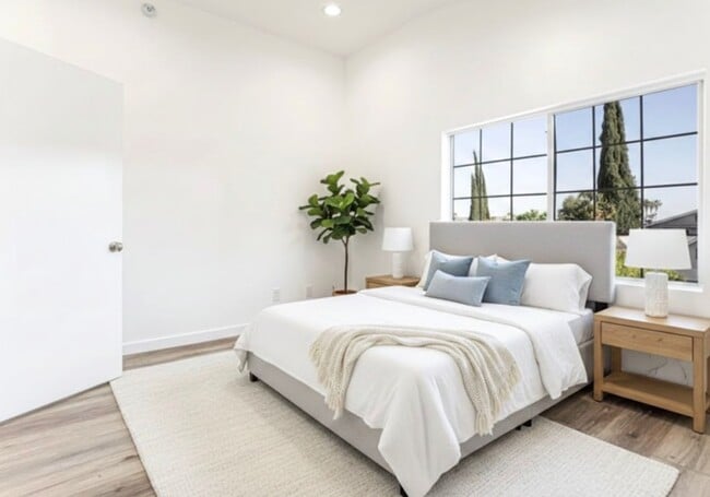 Building Photo - 4444 Prospect Ave