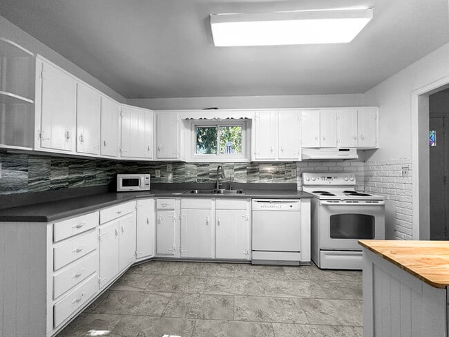 Photo - Charming 4 Beds 2 Baths Home in Chamblee!