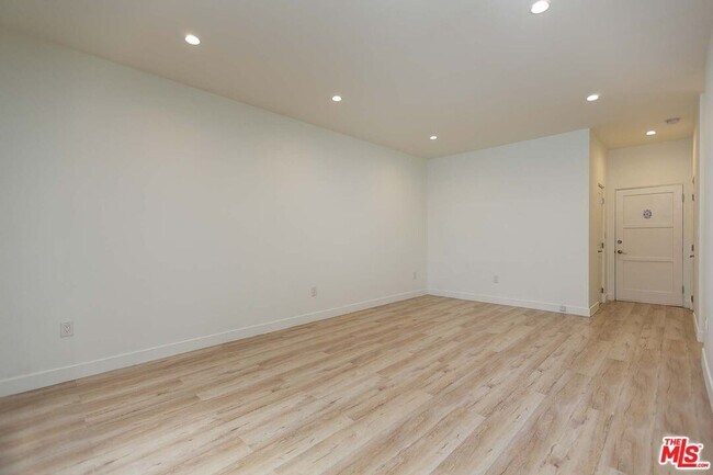 Foto del edificio - 7223 Willoughby Ave