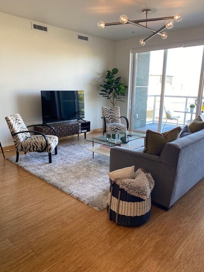 Foto del edificio - Luxury Fully Furnished Condo Downtown Salem Is Available