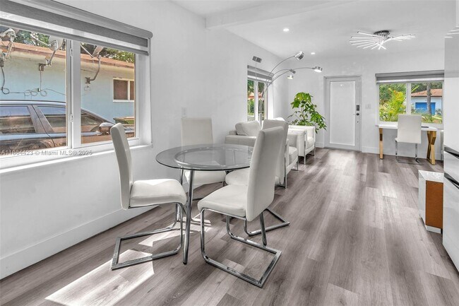 Foto del edificio - 886 NE 134th St
