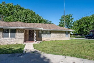 Building Photo - 702 S Cline Rd