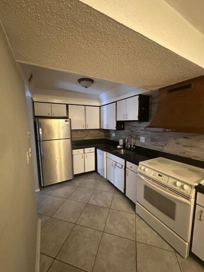 Foto del edificio - 6633 Poplar Woods Cir E