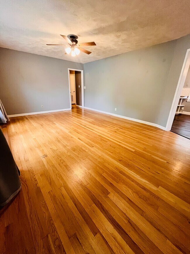Foto del edificio - Upgraded 3 bed 2 bath large backyard