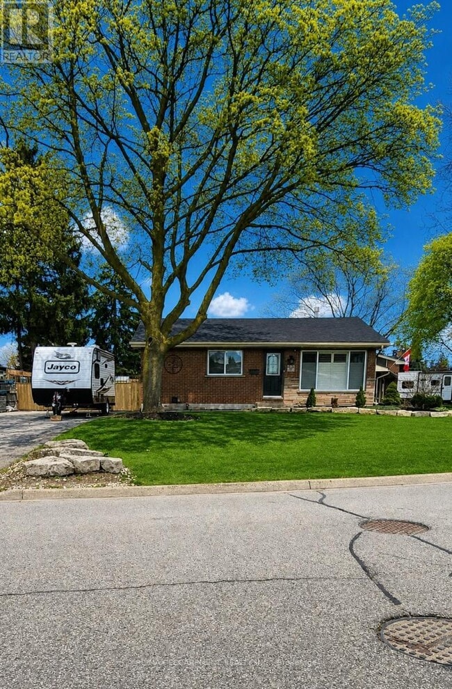 Building Photo - 7 Brier Crescent