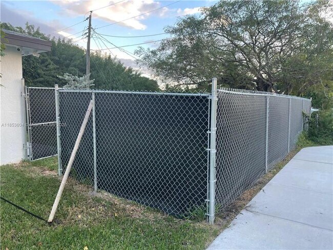 Foto del edificio - 2360 SW 14th St