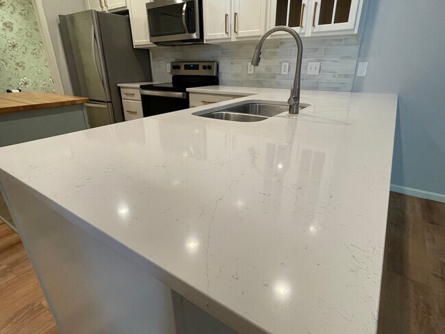 Mostradores de cuarzo - 739 Maple Hills Dr