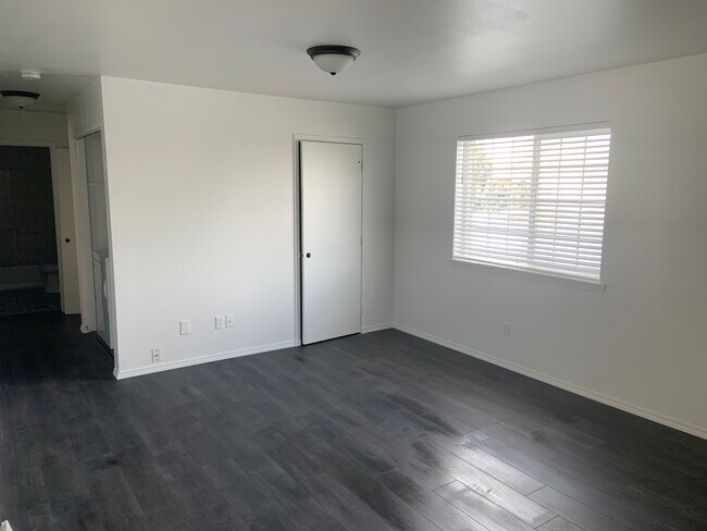 Building Photo - 902 E White Birch Ave