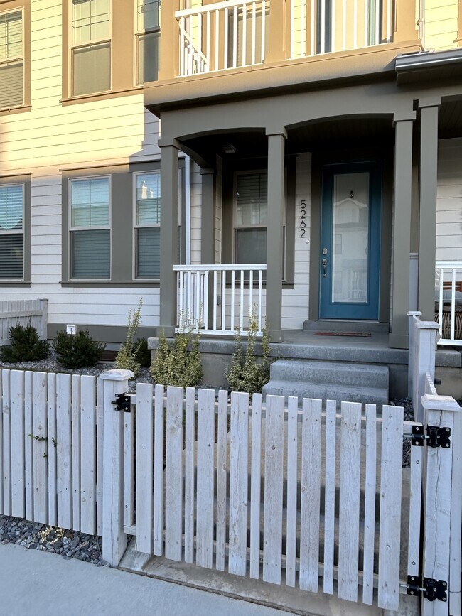 Building Photo - 5262 W Dock St