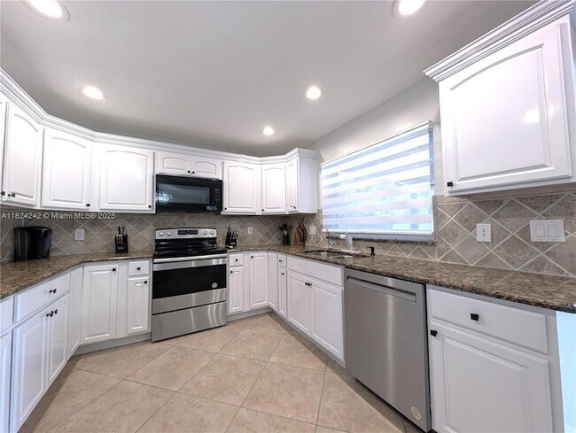 Foto del edificio - 10680 NW 6th Ct