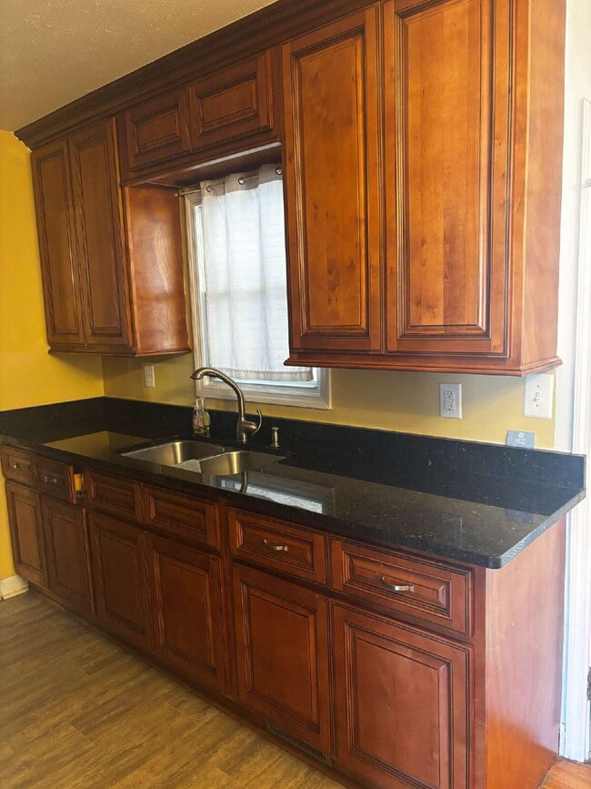 Building Photo - "Charming 3-Bed Oasis with Granite Touches in Fayetteville – 1600 Sq Ft of Comfort!"