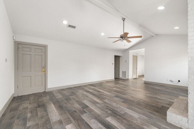 Building Photo - FALL 2026 PRE-LEASE! Amazing Location for ...