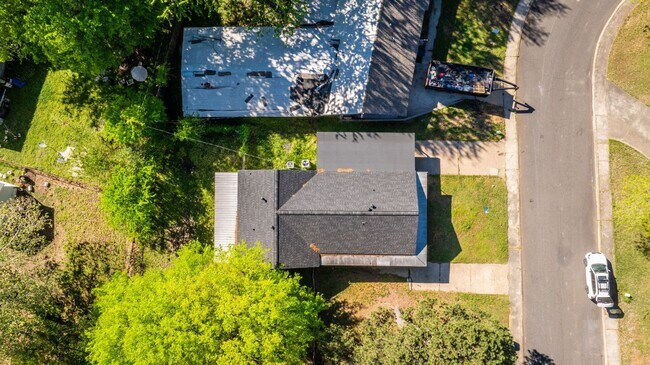 Building Photo - 715 Oakwood-