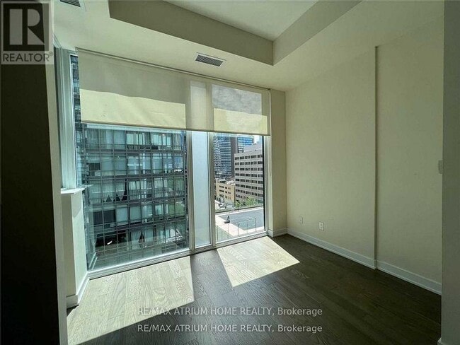 Building Photo - 17-817 Dundonald St