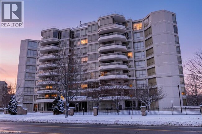 Photo du bâtiment - 1770 Main St W