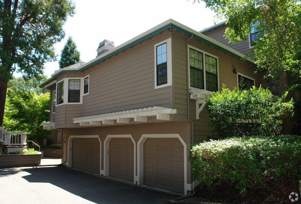 Building Photo - 920 Dewing Ave