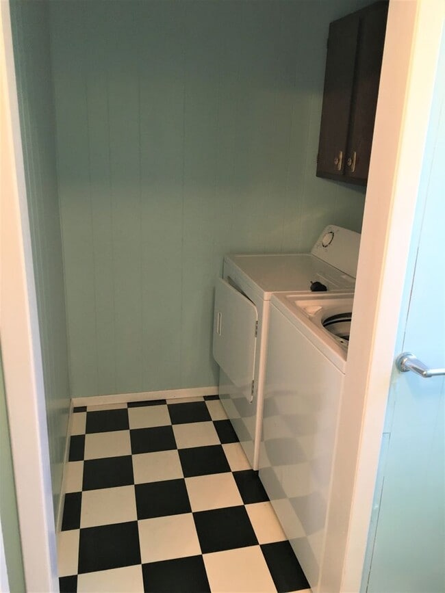 Building Photo - 2 Bed 1 Bath House