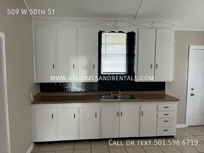 Building Photo - 509 W 50th St