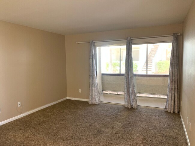 Foto del edificio - Thrive in this upgraded first-floor two be...