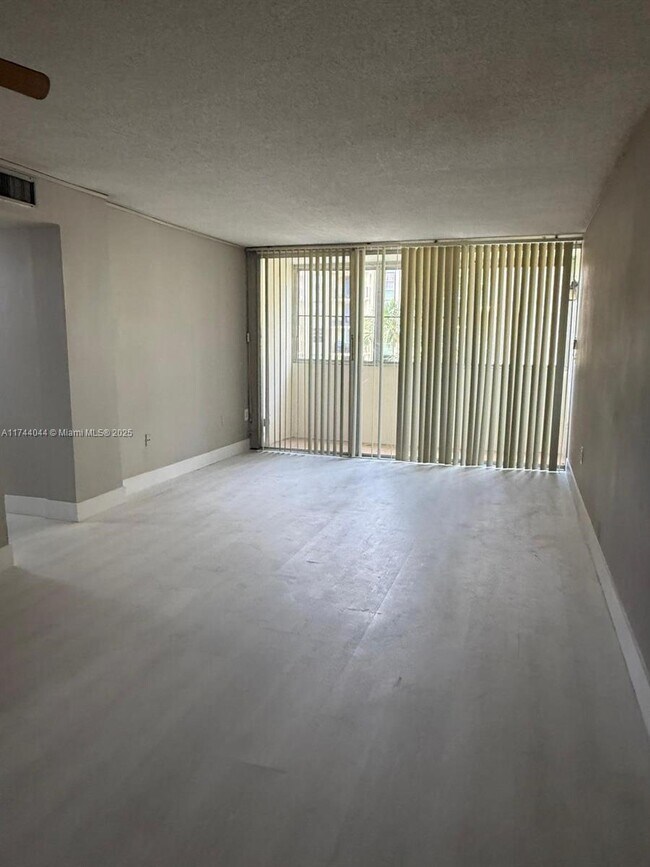 Foto del edificio - 870 NW 87th Ave