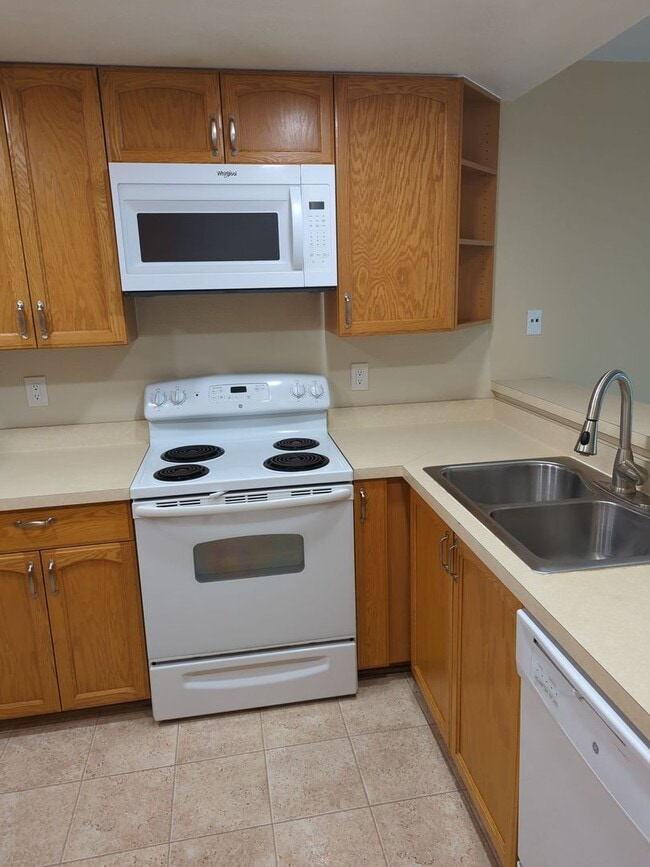 Foto del edificio - 2 Bed/2.5 Bath Townhouse w/2 Car Attached ...