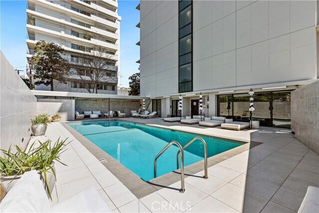 Foto del edificio - 818 N Doheny Dr