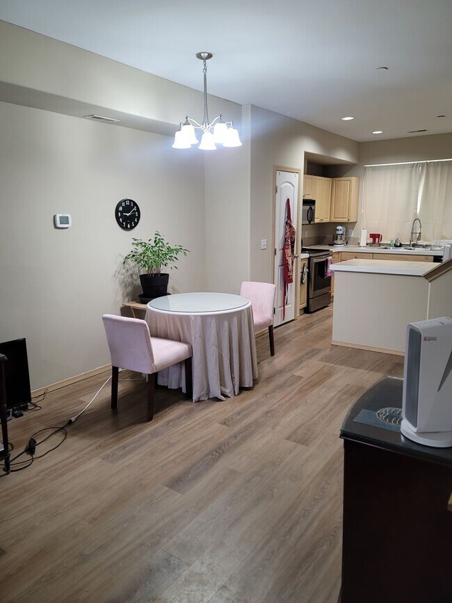 Foto del edificio - Des Moines Townhome - 3 bedroom 2 bath with 2 separate Garages.  Must see Available February 1, 2026