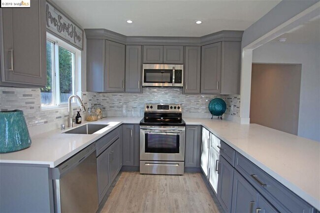 Foto del edificio - Clean/Remodeled 3 Bedroom 2 Bath with Large  Lot