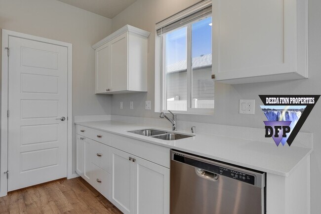 Building Photo - Gorgeous new construction 6 month lease av...