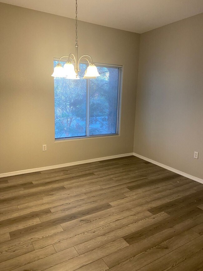 Building Photo - Freshly Painted Beautifully Rehabbed Upsta...