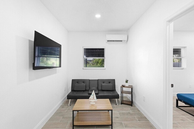 Building Photo - 1882 Lake St