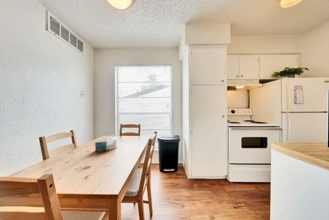 Foto del edificio - 2803 Hemphill Park