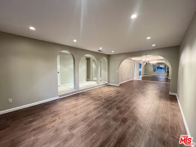 Foto del edificio - 16650 Rinaldi St